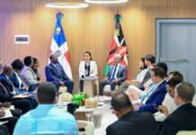 Presidente del Senado expresa preocupación por crisis haitiana durante encuentro con canciller de Kenia El presidente del Senado dominicano se reunió con el canciller keniano Musalia Mudavadi para tratar la crisis haitiana, la cooperación en seguridad y temas legislativos, como la representación femenina en el Congreso.
